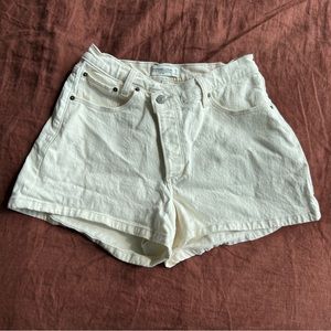 Abercrombie curve love shorts in cream color asymmetrical closure